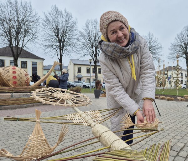 Belaukiant Velykų Kėdainiuose fontanas virto magiško paukščio lizdu
