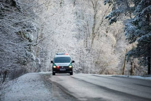 Pirmas sniegas – pirmi iššūkiai: policijos pareigūnai ragina būti atsargius keliuose!