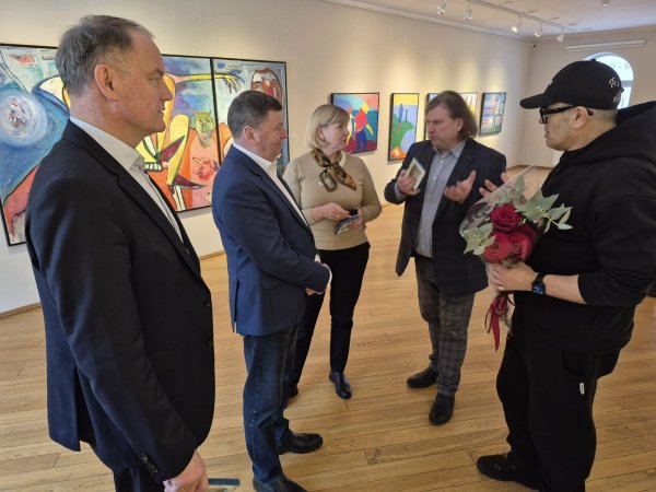 Rajono vadovai lankė Janinos Monkutės–Marks muziejų–galeriją: pristatyta tėvo ir dukros kūryba