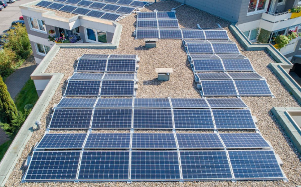 Atnaujintos rekomendacijos dėl saulės elektrinių įrengimo ant daugiabučių namų stogų
