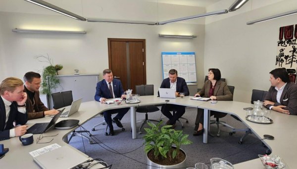 Meras V. Tamulis su Švietimo, mokslo ir sporto ministre R. Popoviene ir jos komanda aptarė...