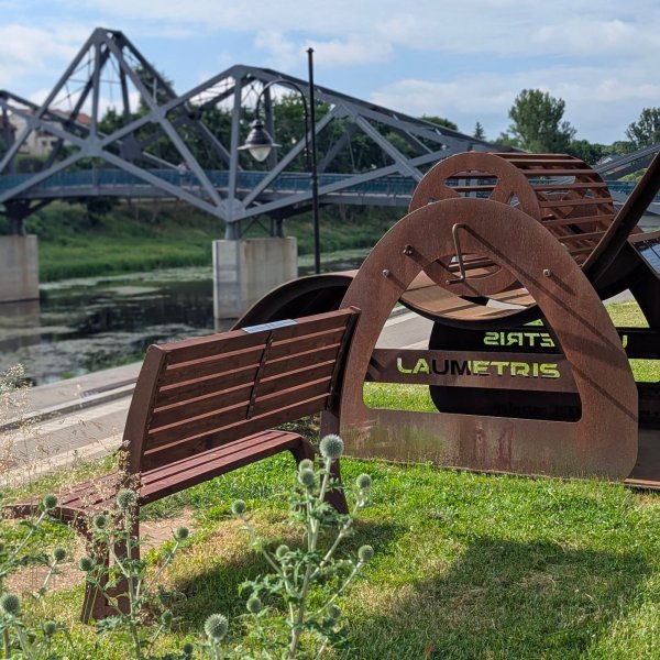 Prisėdę ant suoliuko Nevėžio pakrantėje ir nuskenavę QR kodą galėsite klausytis 14 įgarsintų...