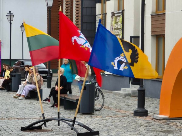 Trys kartos sukosi šokio ritmu, o vakaro kulminacija tapo „Tautiška giesmė“