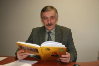 Tarybos nario Juozo Baniotos rankose naujasis leidinys